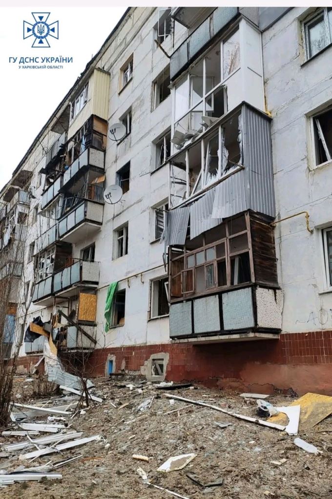 Після обстріла Чугуїва 1 березня рятувальники гасили пожежу у багатоповерхівці й котельні